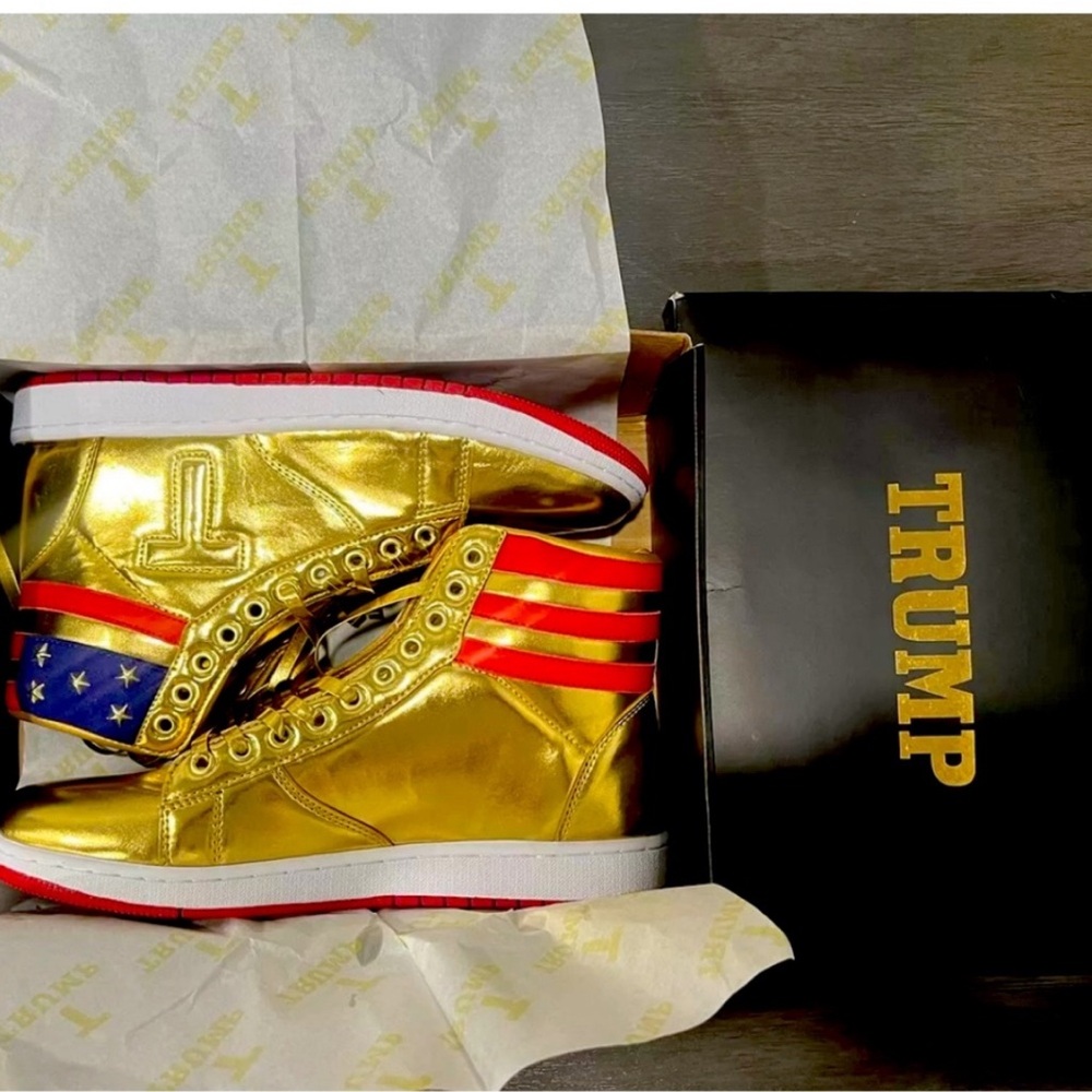 Donald Trump never surrender size 9